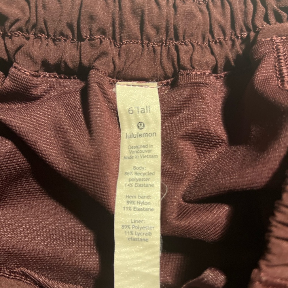 Lululemon size 6 hotty hot 4 inch shorts